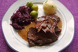 Wildschweinbraten In Steinpilz Rotwein Sauce Von Estrellaks Chefkoch Wildschweinbraten Steinpilze Lebensmittel Essen