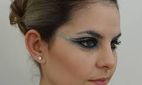 Cílios postiços e detalhes em dourado são opções para maquiagem olímpica