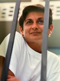 Could someone remove the fence bars and make the pic a bit better… ?? TIA