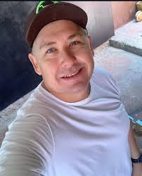 I am 76 years old and from Switzerland, i live alone, I am a widow. I am  ready to travel to any country if you accept me. ❤️ 😍