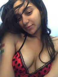 سایه که‌ریم پورن استار اهل اربیل کردستان عراق می باشد. اگر به سکس کُردی  علاقه دارید در سایت پورن هاب اسم Saya Karim را جستجو کنید،فیلم‌هایش می آید.  در سایت اونلی فنز