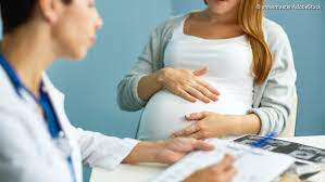 Sobald die schwangerschaft schon etwas fortgeschritten ist, kann der arzt auch die größe und vitalität des embryos überprüfen. Schwanger Wann Zum Arzt Netdoktor