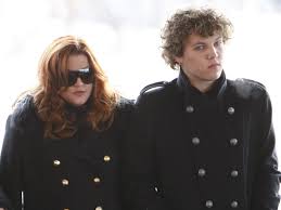 Benjamin keough ist der sohn von lisa marie presley und dem musiker danny keough. Einziger Enkel Von Elvis Presley Gestorben Musik National Vol At
