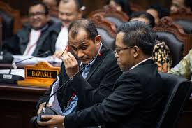Sharif is the son of a canadian mother, debbie sharif and an egyptian father tarek sharif. Jadi Sorotan Di Sidang Mk Siapa Eddy Hiariej