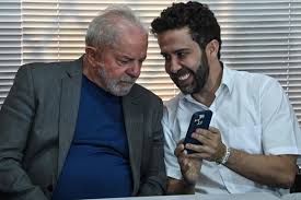 'Exército de Lula': canal de Janones no WhatsApp passa de 50 mil a mais de 1 milhão de seguidores em dois dias