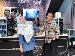 Jom tengok percutian bonda rozita ibrahim, dato' aliff syukri dan yatie sendayu tinggi yang penuh drama, lucu & bahagia yang. Tiada Siapa Nak Kahwin Cerai Takdir Manusia Milik Allah Orang Baik Tetap Dikenang Rozita Ibrahim Mingguan Wanita
