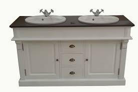 La salle de bain en noir et blanc avec une dominante blanche est un choix de déco adapté aussi pour les petites salles de bain, qui contribue à agrandir visuellement l'espace. Meuble Salle De Bain Retro Chic