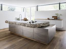 Traumhafte Naturstein Arbeitsplatte In Der Kuche Kuche Dachschrage Kuche Arbeitsplatte Ideen Kuchen Design