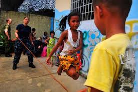 ¿quieres enseñar a tu hijo cómo se juega al escondite, a saltar la comba o al juego del pañuelo? 20 Juegos Tradicionales De Colombia Muy Divertidos