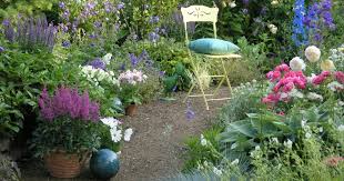 Uppige Blumenbeete Sind Das Herzstuck Eines Jeden Gartens Wer Zierstraucher Stauden Zwiebel Und Sommerblumen Geschickt Kom Blumenbeete Sommerblumen Stauden