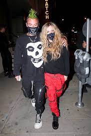 They were spotted on their way to. Avril Lavigne New Bf Mod Sun Teilen Pda Wahrend Des Abendessens Nachdem Er Eine Tatowierung Ihres Namens Bekommen Hat Aktuelle Boulevard Nachrichten Und Fotogalerien Zu Stars Sternchen