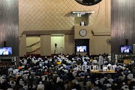 Disunnahkan ada khutbah setelah shalat gerhana berjamaah. Mengapa Ada Khutbah Jumat Yang Memakai Bahasa Arab Republika Online