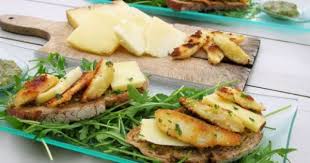 Tartines Pesto De Roquette Cantal Et Poires Croustillantes Pesto Roquette Idee Recette Cuisson Des Aliments
