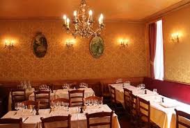 A La Petite Chaise A Paris France Restaurant Chaise Restaurant Petit