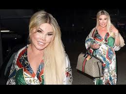 Jessica nedávno odhalila, že utratila 30 tisíc liber, v přepočtu zhruba 870 tisíc korun českých, za úpravu svého pozadí. Jessica Alves Puts On A Stylish Display In A Clashing Print Maxi Dress As She Lands At Heathrow Airp Youtube