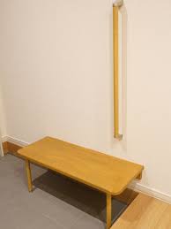 造作 玄関上がり框の腰掛台と手摺 模様替え 装飾のアイデア 造作