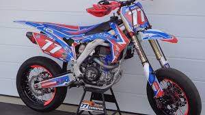 Aber ich habe im internet gelesen dass diese nur sehr wenig öl im motor habe und deshalb bei langen fahrten. Supermoto Cross
