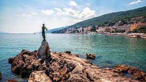 I väst och sydväst utgör adriatiska havet en maritim statsgräns mot italien. Croatia Nightjet