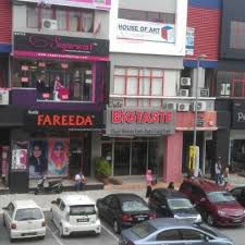 Baju pengantin dari tradisional hingga moden serta solekan professional artis turut disediakan. Butik Fareeda 3 Tips From 448 Visitors