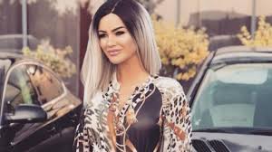 Mama lui răzvan de la oradea, împietrită de durere, în urma morţii singurului copil. Carmen De La Salciua In Doliu Dupa Moartea Lui Razvan De La Oradea Yabbmusic Ro