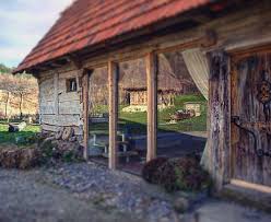 De fiecare data cand sunt intrebata despre cele mai frumoase pensiuni din romania sau locuri deosebite de cazare, ma apuc sa caut in toate listele salvate in diverse locuri. Pin On Country Roads