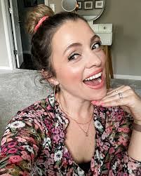 Jessica Braun's Instagram, Twitter & Facebook