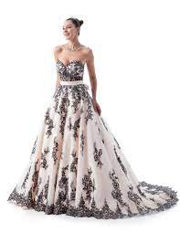 Difatti per l'abito da sposa, di solito si utilizza quello che è il colore bianco, con scarpe a tema è un'acconciatura abbastanza trendy, che di solito però ce ne sono anche molti, che rompono quelle che possono essere le tradizioni e scelgono dei colori più particolari, come ad esempio il nero, il. Abiti Da Sposa Colorati Michela Spose Atelier Ivrea