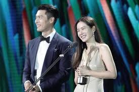Many of their fans say that the two of them were dating, but their agency denied the news. Hyun Bin Dan Son Ye Jin Menang Popularity Artist Awards Di Baeksang Arts Awards 2020 Womantalk