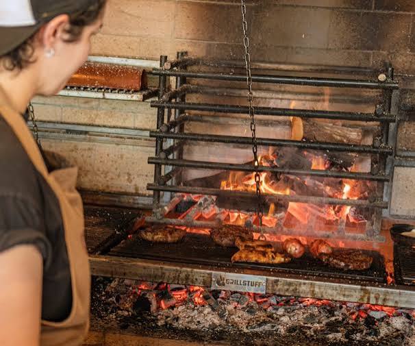 Presença feminina na churrasqueira cresce e ganha destaque em restaurante de Curitiba - Curitiba Honesta