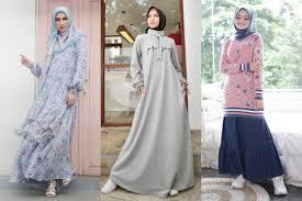 Karena sekarang kan baju desain saya temanya glamour, jadi lebih saya sesuaikan dengan bentuk badannya, temanya bohemian. 9 Inspirasi Busana Muslim Kasual Rancangan Ivan Gunawan Nyaman Banget