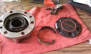 Manual locking hubs are also more durable than electronic locking hubs, which is obviously a good thing when one is miles from civilization. Auto Locking Hub Ih8mud Forum
