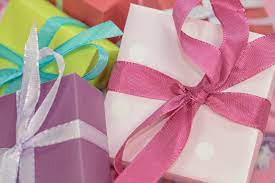 Regali per compleanno di 90 anni angolo del regalo ti propone una vasta selezione di prodotti per fare un regalo di novantesimo compleanno davvero in primavera, è una buona idea regalare per il compleanno fiori come ranuncoli o iris, fiori che indicano speranza e. Cosa Regalare Al Compleanno Per I 90 Anni Notizie It