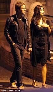Madalina ghenea parla correntemente romeno, italiano e inglese. Gerard Butler And Madalina Ghenea Enjoy A Romantic Walk After He Confirmed Their Split 11 Days Ago Daily Mail Online