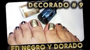 Si dispones de una mesa de comedor larga y de madera oscura o negra puedes vestirla con un los cremas y chocolates también son una muy buena opción pero habrá que introducir el dorado con. Decorado Unas De Los Pies 9 En Negro Y Dorado Youtube