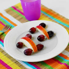 It can be tough to get kids to eat healthily, but it doesn't have to be impossible. Obst Deko 21 Ausgefallene Figuren Aus Fruchten Die Beweisen Dass Nahrung Auch Dekorativ Sein Kann In 2020 Healthy Bedtime Snacks Creative Healthy Snacks Wholesome Baby Food