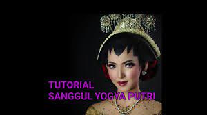 Lungsen ditarik kebawah sehingga membelah sanggul, membelah sanggul membentuk jeruk sakajar. Tutorial Sanggul Jogja Cepat Mudah Youtube