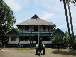 Kombinasi beberapa warna pada fasad. Travel Agent Makassar Paket Tour Makassar Destinasi Wisata Sejarah Di Makassar