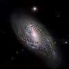 Esta galaxia espiral barrada pertenece a la constelación de cáncer y se ve como una versión más pequeña de la vía láctea. Galaxia Espiral Intermedia Wikipedia La Enciclopedia Libre