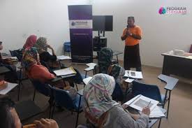Menceritakan kembali detik permulaan berkecimpung dalam bidang produk makanan sejuk beku, ibu kepada tiga anak lelaki berumur antara lapan hingga 12 tahun itu berkata selepas berhenti kerja, beliau mengambil keputusan untuk memulakan perniagaan menjual kelupis kerana yakin akan ada permintaan. Makanan Sejuk Beku Programusahawan Com
