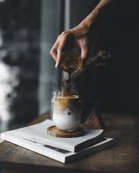 Layers Books And Coaster Hand Motion Produktfotografie Kaffeekunst Lebensmittelfotografie