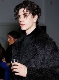 Tra i nuovi tagli medio lunghi spuntano quelli per uomo molto scalati e sfumati ai lati: Tagli Capelli Uomo 2018 Foto 9 30 Stylosophy