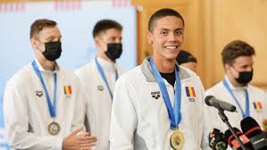 David popovici swims 49.26 lcm 100 free at 16 years old. File Davidpopovici Goldmedal Jpg Wikipedia