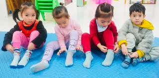 Kỹ Năng Sống: Bé Tập Đi Tất Lớp 3 Tuổi C1
