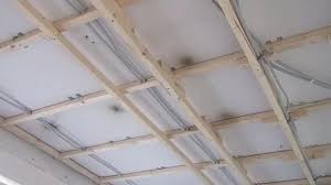 Decke Abhangen Holzkonstruktion Herstellen Anleitung Tipps Vom Maurer Trockenbau Diybook De Holzkonstruktion Trockenbau Maurerarbeiten