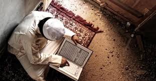 رؤية الميت في المنام هي رؤيا تراود الكثيرين منا، بإختلاف اشكالها وتفاصيلها، فمنا من يري أنه يحتضن الميت او يقبله في المنام، والبعض الآخر يري الميت يعطيه شيئاً او يدخل منزله ويأكل معه او يتحدث معه، وسوف نتناول معكم في هذا الموضوع من خلال موقع احلم ، تفسير. ØªÙØ³ÙŠØ± Ø­Ù„Ù… Ù‚Ø±Ø§Ø¡Ø© Ø§Ù„Ù‚Ø±Ø§Ù† Ø§Ù„ÙƒØ±ÙŠÙ… Ø¹Ù„Ù‰ Ø´Ø®Øµ Ù…ÙŠØª ÙÙŠ Ø§Ù„Ù…Ù†Ø§Ù…