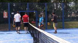 Additionally there is a 1m high wire mesh fence above the glass wall, making the overall height of the back walls of the court 4m. Padel Bei Campussport Koln Youtube