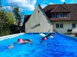 Einen tag nach ihrem deutschen rekord über 100 meter brust holte sie über 50 meter wieder die bestzeit. Kreative Schwimmer Training Im Gartenteich Swim De