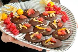 Pour L Amour Du Chocolat Voici Les Choco Bijoux Une Creation Artisanale Signee Mchef For Chocolate Lovers Mchef Presents To You A H Desserts Food Chocolate