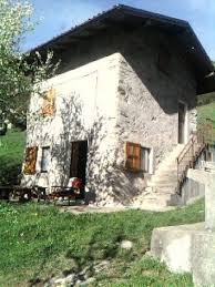 A lago d'iseo, ville in affitto e case in affitto sono sistemazioni molto richieste e i prezzi partono da € 67 a notte. Cascina Abitabile Con Annesso Rustico A Pisogne A Brescia In Vendita