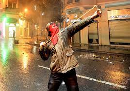 Berkin kck'dan siyasi tutukluların serbest bırakılması için halay çekerken. Berkin Elvan In Cenazesi Sonrasi Olaylar Cikti